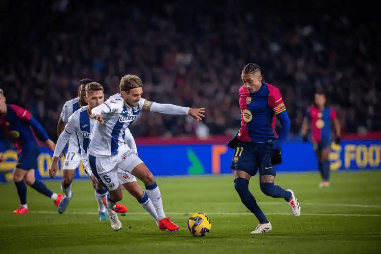 西甲焦点｜巴萨11连胜冲冠遇阻？皇家社会主场凭体能死磕残阵领头羊